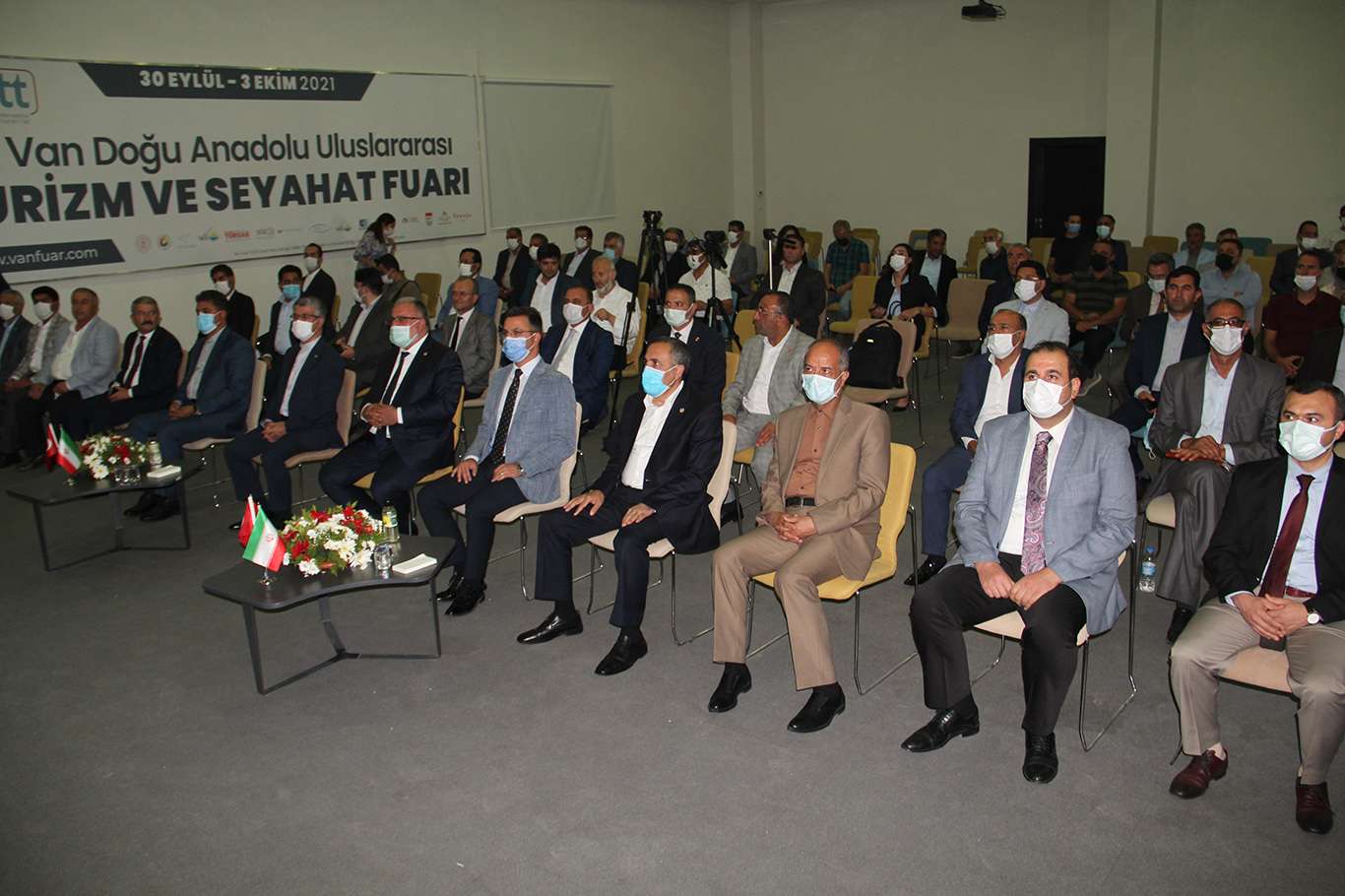 İran 3 sınır kapısını açtı